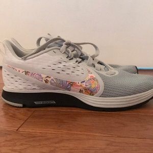 Women’s Nike Zoom Strike2 -white w flowers sz 8.5